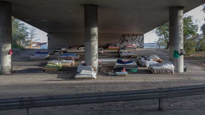 Matratzen liegen unter einer Brücke der A100 in Berlin