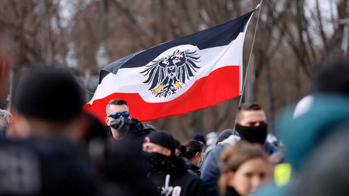 Symbolbild: Teilnehmer an einer Demonstration von Rechtsextremisten und 'Reichsbürgern' vor dem Brandenburger Tor