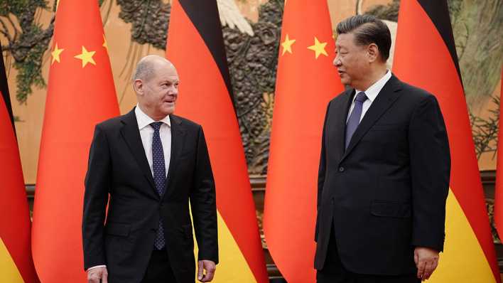 Xi Jinping (r), Präsident von China, empfängt Bundeskanzler Olaf Scholz (SPD) in der Osthalle der Großen Halle des Volkes.
