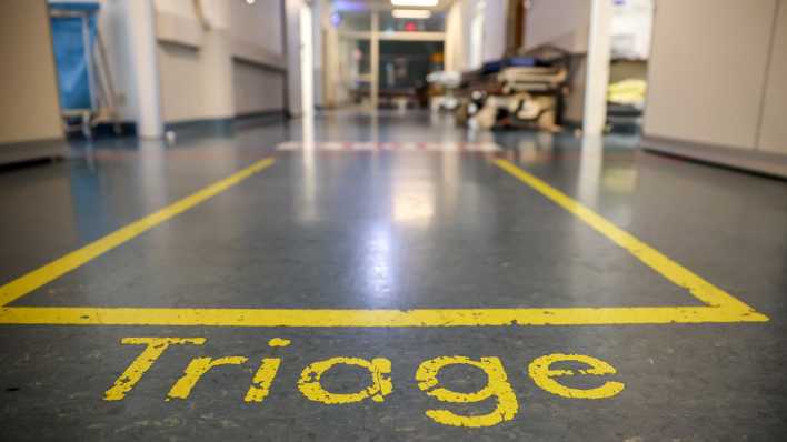 Eine Markierung und das Wort "Triage" sind im Eingangsbereich der Notaufnahme der Leipziger Uniklinik zu sehen.