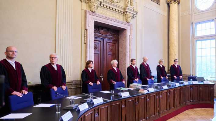 Die Richterinnen und Richter des Verfassungsgerichtshofes bei der Verkündung des Urteils zur Berlin-Whl