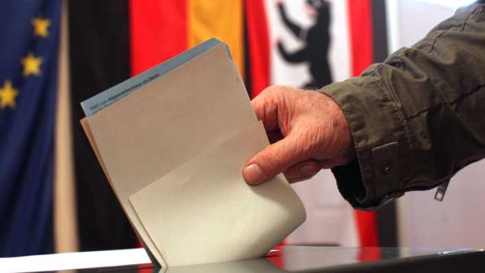ARCHIV - Ein Mann wirft am 18.09.2011 in Berlin seine Stimme zur Wahl des Abgeordnetenhauses in eine Urne