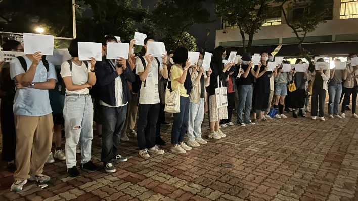 Demonstranten in China halten leere weiße Papiere hoch