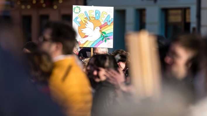 "Frieden" steht auf einem Schild bei einer Kundgebung in Cottbus.
