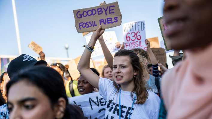 Scharm El Scheich: Luisa Neubauer (M), deutsche Klimaaktivistin der Fridays for Future Bewegung, hält bei einer Demonstration auf dem UN-Klimagipfel COP27 ein Plakat mit der Aufschrift ""Goodbye fossil fuels"