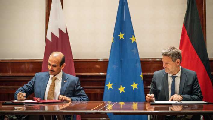 Saad Sherida Al-Kaabi (l), Staatsminister für Energie in Katar sitzt neben Robert Habeck