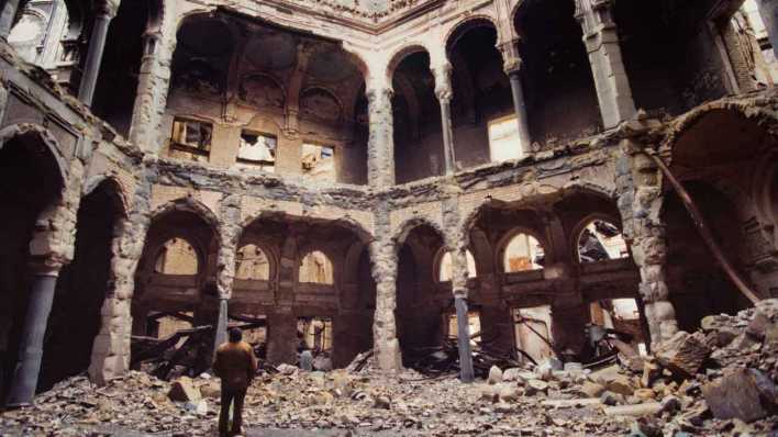 Jugoslawien, Februar 1994: durch Bombardierung zerstörte Nationalbibliothek von Sarajevo (Bild: imago images/Andia)