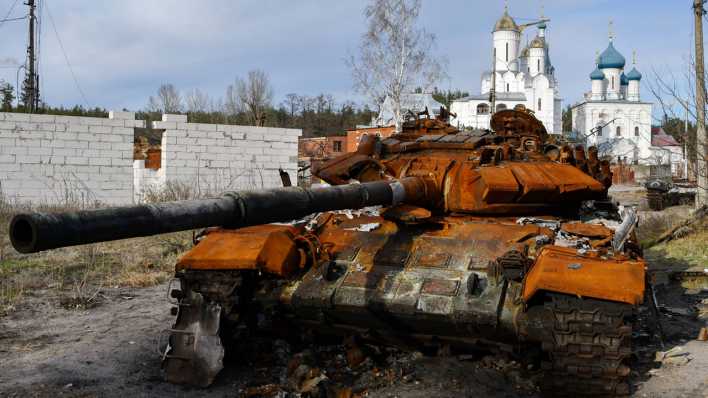 Ein zerstörter russischer Panzer steht in Sviatohirsk, Ukraine.