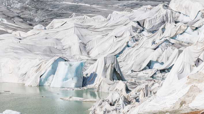 Der Rhonegletscher schmilzt seit Jahrzehnten immer schneller. Damit der Gletscher vor der Sonne geschützt ist, wurde der Gletscher mit weißen Tüchern bedeckt.