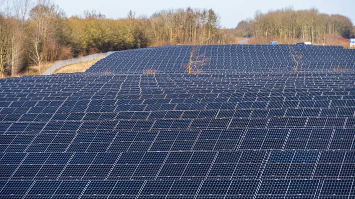 Photovoltaikanlage zur Stromerzeugung am Rande einer Autobahn