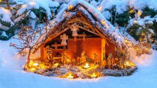 Weihnachtskrippe im Schnee