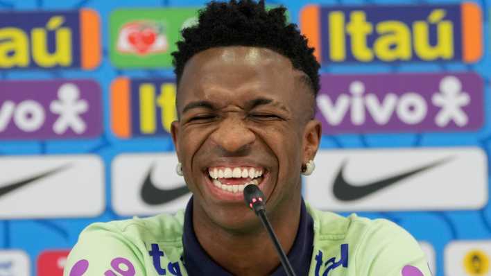 Pressekonferenz Brasilien, der brasilianische Nationalspieler Vinicius Junior lacht