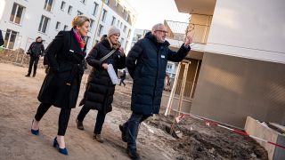 Franziska Giffey (SPD,l), Regierende Bürgermeisterin von Berlin, und Georg Unger, Vorstand bei GESOBAU Stiftung, besichtigen das Bauprojekt der Gesobau AG in Berlin-Pankow