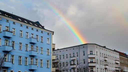 Ein Regenbogen über zwei Häusern in der Danziger Straße in Berlin.
