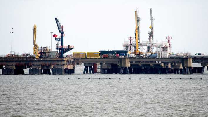 Technische Anlagen und ein Kran stehen auf dem Anleger für das LNG-Terminal in der Nordsee vor Wilhelmshaven.
