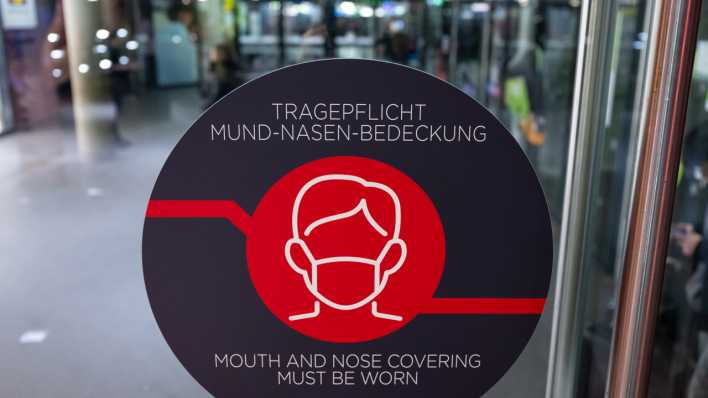 Ein Schild mit der Aufschrift "Tragepflicht Mund-Nasen-Bedeckung" an einer Tür