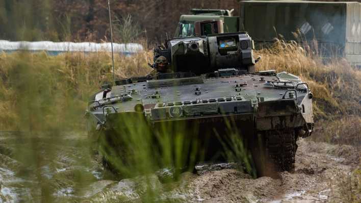 Ein Schützenpanzer der Bundeswehr vom Typ Puma fährt während einer Vorführung über den Übungsplatz.