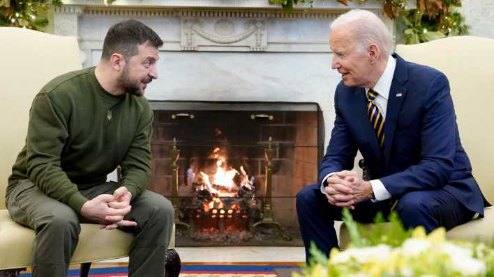 Wolodymyr Selenskyj im Gespräch mit Joe Biden im Oval Office