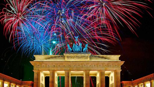 Feuerwerk über dem Brandenburger Tor in Berlin.