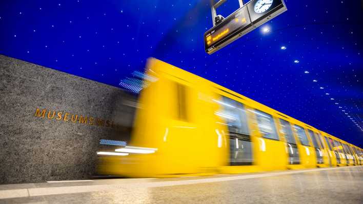 Eine U-Bahn fährt am U-Bahnhof Museumsinsel in Berlin ein.