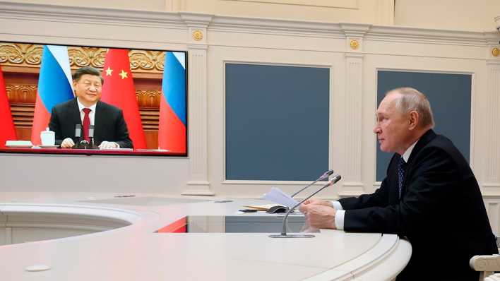 Wladimir Putin, Präsident von Russland, spricht mit Xi Jinping, Präsident von China, während einer Videokonferenz.
