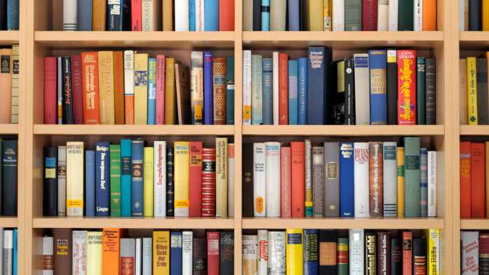Ein Regal voll mit unterschiedlichen Büchern (Bild: picture alliance / imageBROKER)