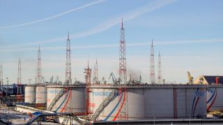 Tanks von Transneft, einem staatlichen russischen Unternehmen, das die Erdöl-Pipelines des Landes betreibt