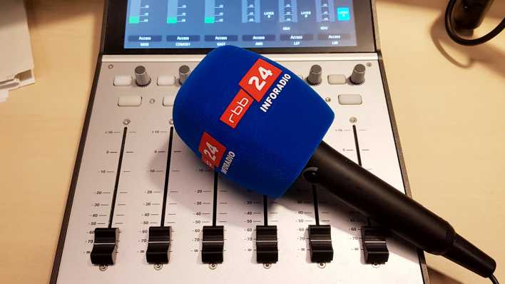 Ein Mikrofon von rbb24 Inforadio liegt im Studio auf einem Mischpult.