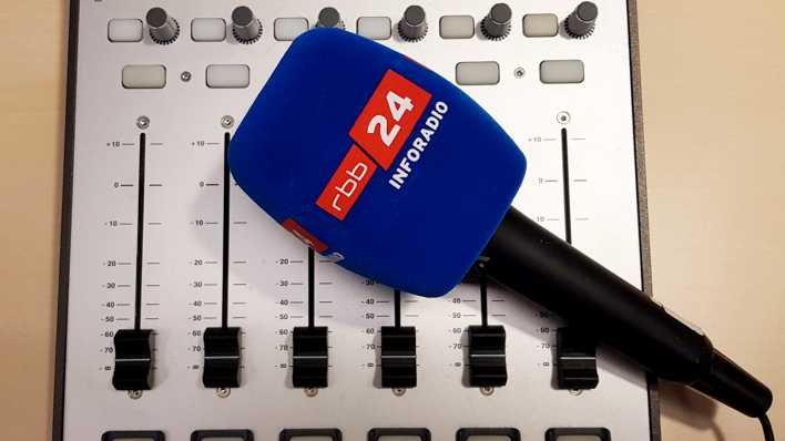 Ein Mikrofon von rbb24 Inforadio liegt im Studio auf einem Mischpult