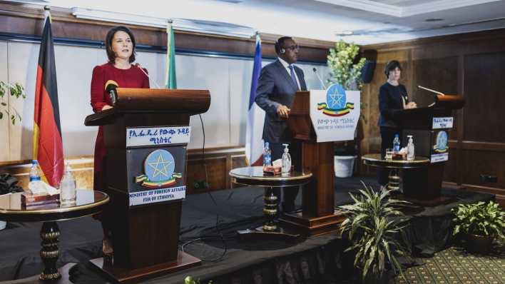 Außenministerin Baerbock bei einer Pressekonferenz in Addis Abeba