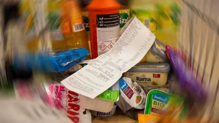 Symbolbild Lebensmittelpreise: Einkaufswagen voller Lebensmittel mit einem Kassenbeleg (Bild: IMAGO/U. J. Alexander)