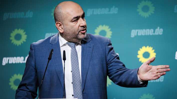 Omid Nouripour bei einer Pressekonferenz der Grünen