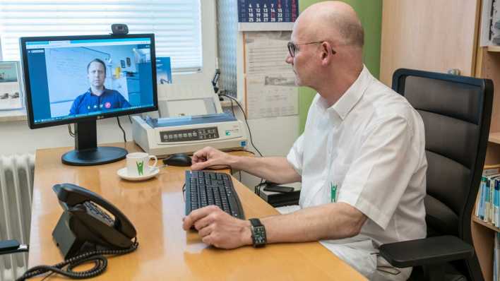 ARCHIV: Dr. med Peter Weih bietet per Internet den Service von Videosprechstunden an (Bild: IMAGO/Funke Foto Services)