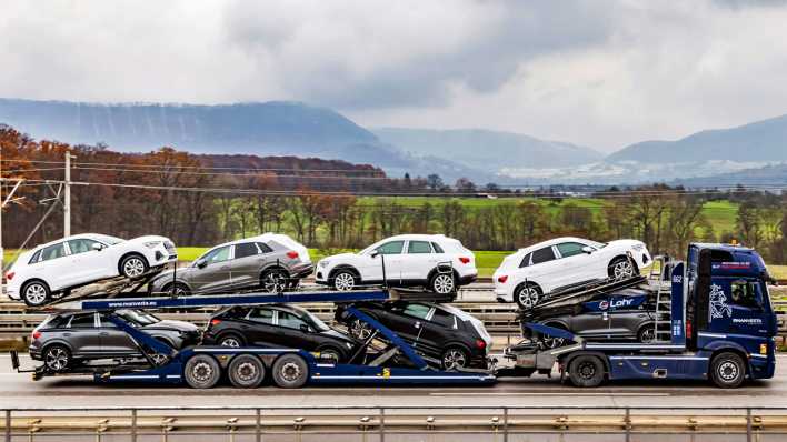 Autoransporter mit Neuwagen von Audi 2022