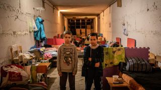 Zwei Kinder in einem Luftschutzbunker in Charkiw