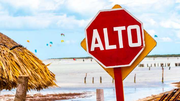 Ein Schild in Mexiko, auf dem "Alto" steht (Foto: imago images / Panthermedia)
