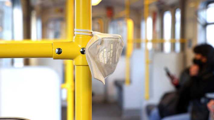FFP2-Maske hängt in einer Berliner S-Bahn