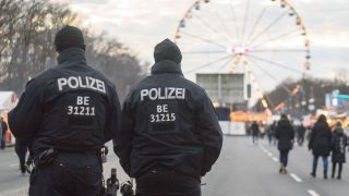 Zwei Polizisten auf der Berliner Silvestermeile
