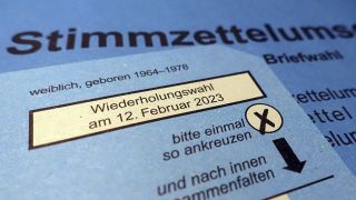 Wahlschein und Stimmzettelumschlag fuer die Wiederholungswahl zum Abgeordnetenhaus von Berlin