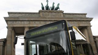 Wasserstoffbetriebener Bus der BVG am Brandenburger Tor