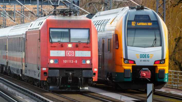 Ein Zug der Deutschen Bahn neben einem Zug der ODEG