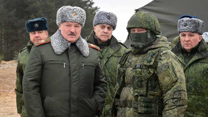 Alexander Lukaschenko (vorne l), Präsident von Belarus, während seines Treffens mit Spitzenbeamten des Militärs auf dem Truppenübungsplatz Obus-Lesnowski