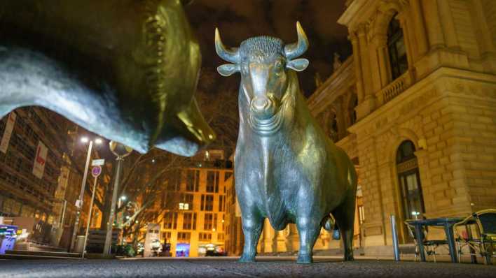 Die Skulpturen von Bulle und Bär stehen am frühen Morgen vor der Frankfurter Börse (Bild: picture alliance/dpa)