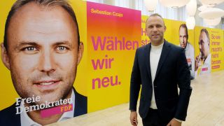 FDP-Politiker Sebastian Czaja stellt die Motive der Wahlkampagne für die Wahl am 12.02.2023 in Berlin vor