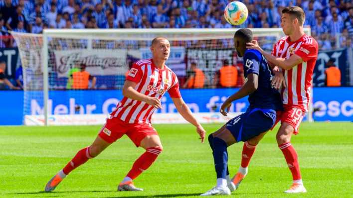 Spieler von Union Berlin und Hertha BSC bei einem Derby.