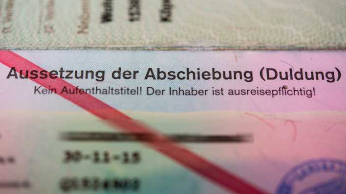 Ein Ausweis der Bundesrepublik Deutschland eines Asylbewerbers mit dem Vermerk «Aussetzung der Abschiebung (Duldung) - Kein Aufenthaltstitel! Der Inhaber ist ausreisepflichtig!».