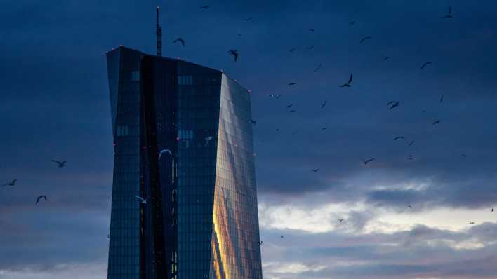 Vögel ziehen am Morgenhimmel, kurz vor Sonnenaufgang, am Hauptgebäude der Europäischen Zentralbank (EZB) in Frankfurt am Main vorbei (Bild: picture alliance / greatif)