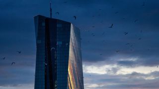 Vögel ziehen am Morgenhimmel, kurz vor Sonnenaufgang, am Hauptgebäude der Europäischen Zentralbank (EZB) in Frankfurt am Main vorbei (Bild: picture alliance / greatif)