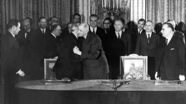 Archiv: Der französische Staatspräsident Charles de Gaulle (r) und der deutsche Bundeskanzler Konrad Adenauer (l) umarmen sich nach der Unterzeichnung des deutsch-französischen Freundschaftsvertrages in Paris am 22. Januar 1963
