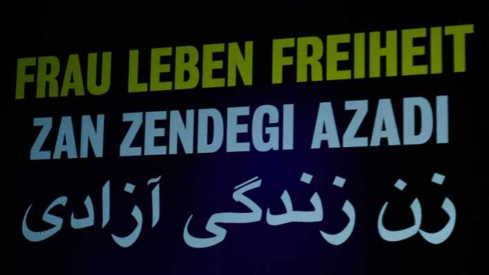Schriftzug politischer Slogan Frau* Leben Freiheit (Bild: picture alliance/dpa)